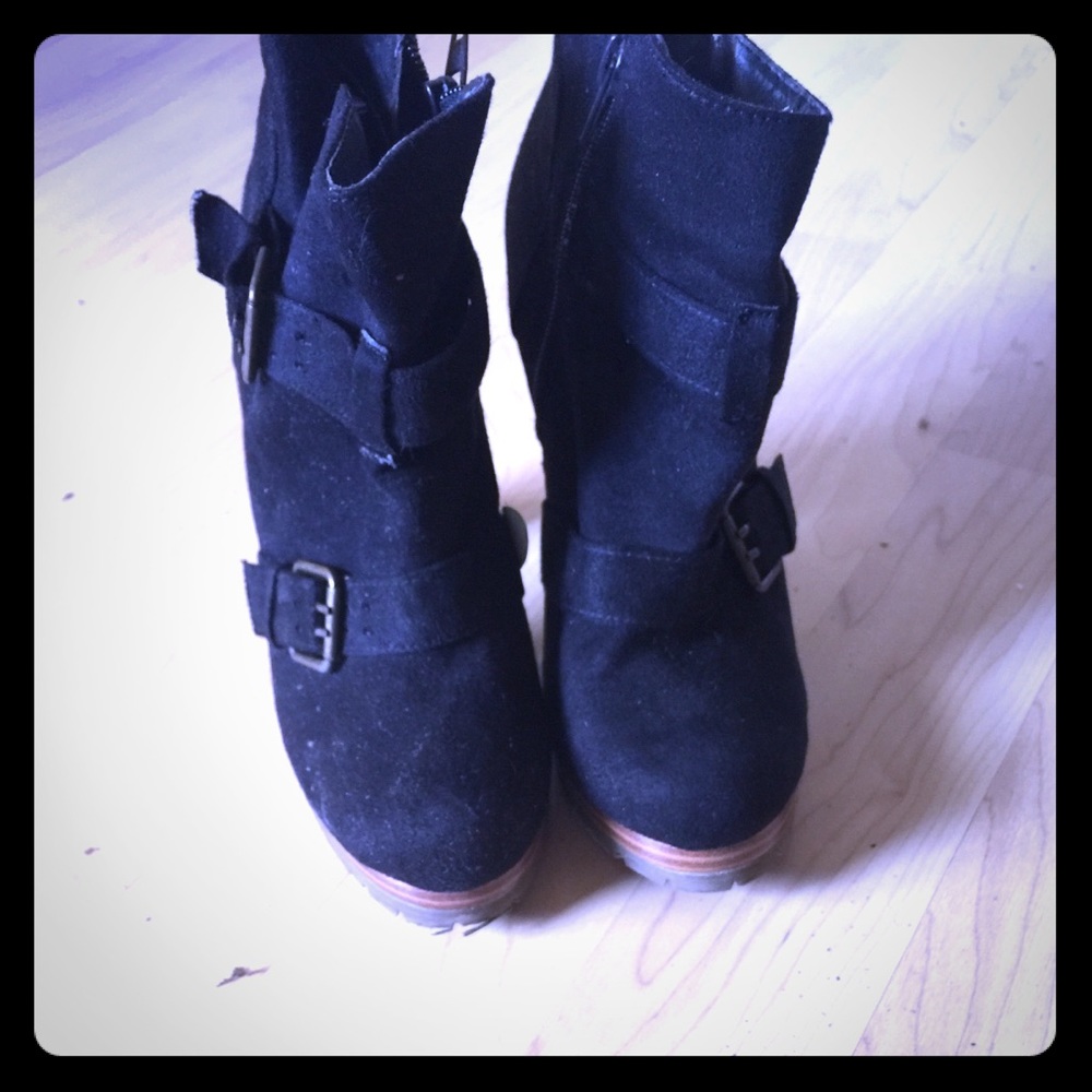 Super cute booties with buckles❤️❤️❤️